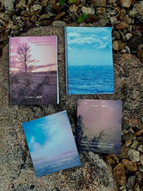 Motik x @peaasi.ee inspiratsioonivihikud🍃💫
Jah, Motikud on ka sel aastal poelettidel! Motiveerivamad ja sisukamad kui kunagi varem, sest kõigist vihikutest leiab @peaasi.ee spetsialistide loodud materjale, mis toetavad Sinu vaimset heaolu:
🪜samm-sammulised nipid ja juhised keeruliste olukordadega toimetulekuks ja emotsioonide reguleerimiseks;
🧘teadvelolekuharjutused;
⚖️soovitused ja harjutused oma vaimse tervise igapäevaseks toetamiseks.
📕B5 formaadis vihikutest leiad @peaasi.ee lisamaterjalid sisekaantelt
📒spiraalköites vihikutes on lisamaterjale aga lausa 8 lk (+ kleepsuleht)
🌱Kõigi Motik x peaasi.ee vihikute kaasi kaunistavad @rabamari muinasjutulised looduspildid.
👉Leia vihikud Prismast ja Maximast.
💫💫💫
Motik x @peaasi.ee inspiration notebooks 🍃💫
This year’s inspirational notebooks feature practical mental wellbeing tips, mindfulness exercises and tools created by the specialists at @peaasi.ee.
🌱 Dreamy nature photography by @rabamari
👉 Find the notebooks from the shelves of Prisma and Maxima 🇪🇪
#tasakaal #peaasi #motik #vaimnetervis